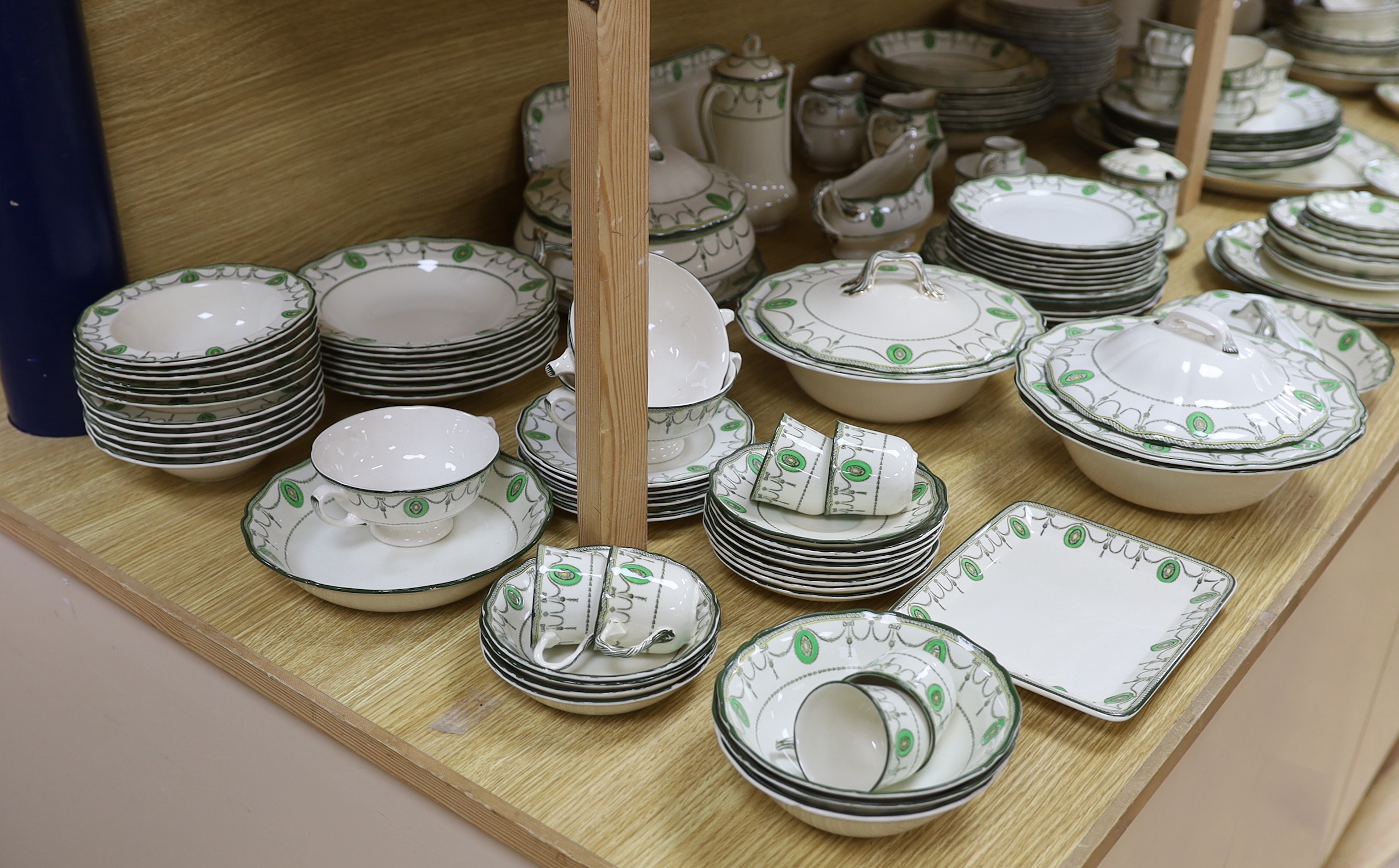 An extensive Royal Doulton Countess pattern tea, dinner and dessert service, approx. 150 pieces
